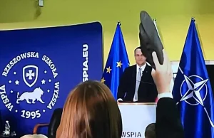 Aktywistka przerwała ministrowi Sikorskiemu "klapkiem z izraleskiego więzienia"