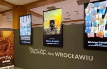Aktywistki zakłóciły wystawę Zdzisława Beksińskiego. Przykleiły się do płótna