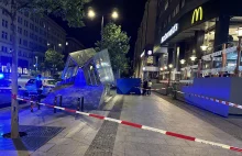 Tragedia w centrum Warszawy. Ciało kobiety przed wejściem do metra. Runęła 7 pię