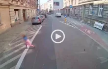 Moment grozy w Bytomiu. 2-letnie dziecko wbiega pod autobus.