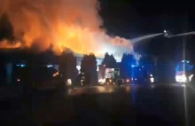 Ogromny pożar hali firmy produkującej paluszki w Osieku. Płonie fabryka paluszkó