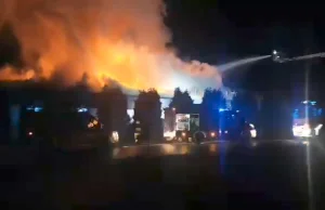 Ogromny pożar hali firmy produkującej paluszki w Osieku. Płonie fabryka paluszkó