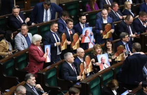 Sejm przyjął uchwałę w sprawie obrony dobrego imienia św. Jana Pawła II | Polska
