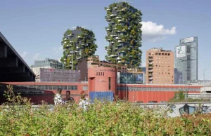 Bosco Verticale w Mediolanie z zielonymi dachami. Drzewa porastają wieżowce