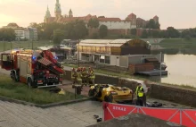 Kraków centrum 4 ofiary nocnych wyścigów. Wypadek - dachowanie samochodu