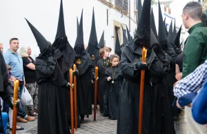 Semana Santa w Hiszpanii, czyli kim są zakapturzeni pokutnicy? - Połącz kropki