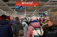 Nowy market w Warszawie. Pierwsi klienci dostali torby z prezentami