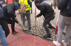 RELACJA NA ŻYWO: Protest rolników pod Sejmem. Starcia z policją, kostka brukowa