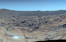 Mars jakiego nie widzieliśmy. NASA pokazuje panoramę z tajemniczymi obiektami