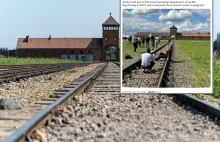 Radosna sesja zdjęciowa na tle bramy do obozu Auschwitz