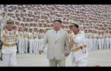 Kim Jong Un wraz z córką nawiedza kwaterę marynarki wojennej.