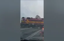 Lubań. Pociąg zderzył się z autobusem - YouTube