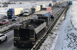 Wypadek wojskowego transportu sparaliżował ruch na A4 pod Wrocławiem