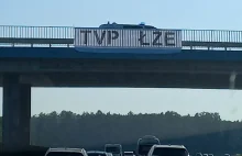 TVP ŁŻE transparent rozpraszał kierowców na autostradowej obwodnicy Krakowa