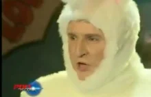Kurski śpiewa przebrany za królika