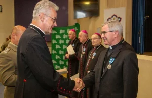 Watykan karze, polski Kościół nagradza. Biskup Regmunt wyróżniony medalem