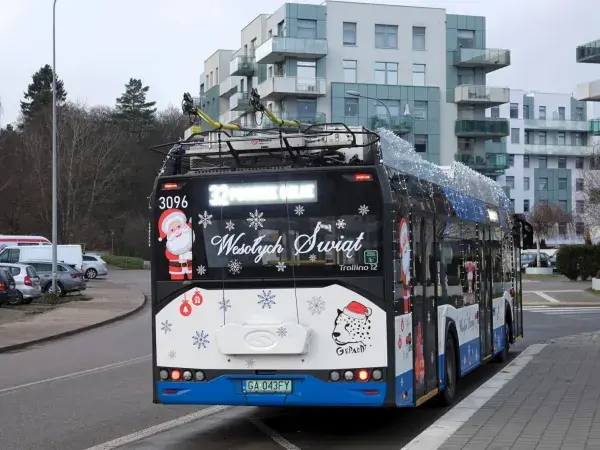 Koniec świątecznego autobusu w Gdyni - przegrał z hejtem