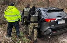 Strażnicy ruszyli w pościg za skradzionym autem. Udało się odzyskać pojazd - Wia