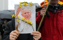 Na plakat z papieżem dodał "winny" i "hipokryta". Areszt i zarzuty to nie koniec