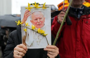 Na plakat z papieżem dodał "winny" i "hipokryta". Areszt i zarzuty to nie koniec