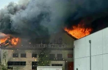 Pniewy: Pożar budynku po dawnym tartaku! Trwa akcja gaśnicza