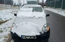 Jechał niemal całkowicie zaśnieżonym samochodem. Zarobił 1000zł mandatu