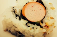 maki sushi z parówką