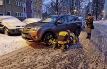 Odjechała z blokadą na kole, bo uznała, że naklejone ostrzeżenia to ulotki rekl.