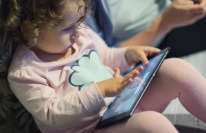 Autyzm wirtualny daje objawy już u 2-latków. Eksperci mówią o "pladze"