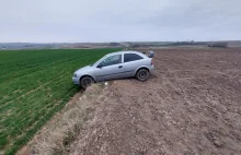 Pijany odwoził pijanych kolegów. Skończyło się na oraniu pola