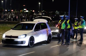 Nalot policji na nielegalnym zlocie aut w Poznaniu