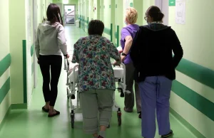 78 proc. pielęgniarek i położnych było ofiarą agresji w pracy. "Problem systemow