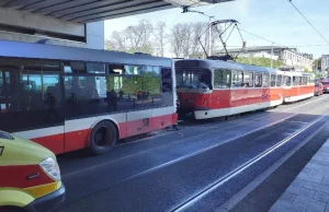 Tramwaj wjechał w autobus. Siedem osób rannych