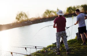 Połów na żyłkę trzymaną na palcu: legalny czy nie?