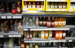Rynek alkoholi. Polacy piją mniej wódki, wyraźnie zyskuje inny trend