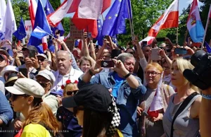 Marsze poparcia Nawrockiego i Trzaskowskiego w stolicy. Frekwencja