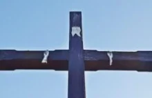 Mężczyzna podejrzewany o sprofanowanie krzyża nie stawił się na przesłuchanie.