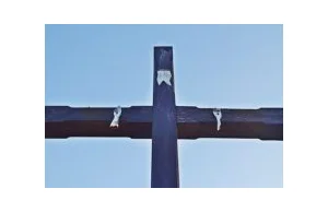 Mężczyzna podejrzewany o sprofanowanie krzyża nie stawił się na przesłuchanie.