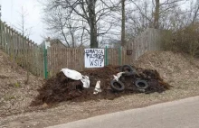 Rolnicy wyrzucili obornik przed posesją marszałka Sejmu [FOTO]