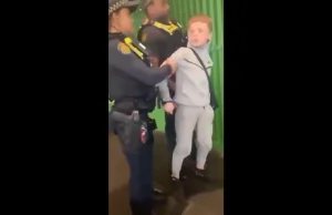 Policjantka spoliczkowała aresztowanego dzieciaka, który ją opluł