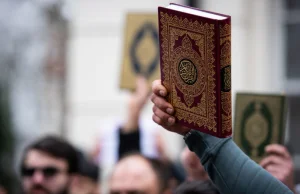 Wielka Brytania: Koran pobrudzony przez uczniów. Oskarżono ich o bluźnierstwo.