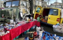 Szał na jarmarki staroci. Ten konkuruje z Bytomiem - szklane kury wśród dział