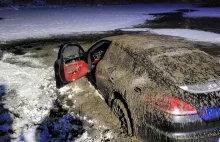 Porsche wpadło do opuszczonego stawu w Grojcu