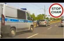 Policjant pcha uszkodzone auto w Poznaniu - pomagamy i chronimy