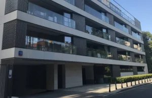 Deweloper apartamentowca odmalował blok socjalny, by nie psuć widoku bogatszym