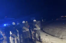 Przewoźnicy protestują na granicy, a policja ustawia kordon z tarcz