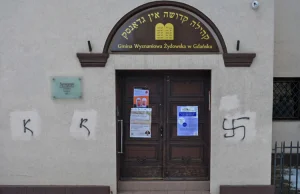 Swastyka na ścianie gdańskiej synagogi
