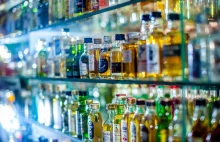 Alkoholowa Polska. 3 mln tzw. małpek sprzedają sklepy każdego dnia