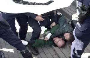 Reporter zatrzymany, bo przewracając go... policjant złamał sobie nogę