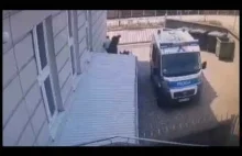 Piaseczno - mężczyzna zaatakował policjantów i uciekł z konwoju.